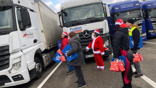 Pedro Garcia, Lkw-Fahrer und ver.di-Gewerkschafter, unterwegs bei einer Weihnachtsaktion, Autohof nahe Freiburg