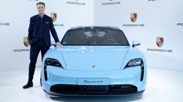 Porsche-Finanzchef Lutz Meschke: Lutz Meschke mit dem Elektro-Rennwagen Taycan. "Natürlich ist gesetzlicher Druck bei diesem Thema förderlich."
