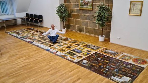 Peter Schubert über sein Riesenpuzzle: Um sein Puzzle "Travel around Art" in ganzer Schönheit präsentieren zu können, muss sich Peter Schubert schon ins Rathaus von Hallerndorf einnisten.