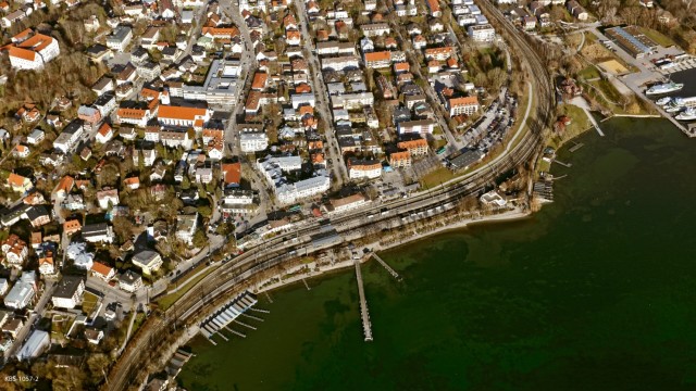 Neue Verhandlungen: Der Blick aus der Vogelperspektive macht das Problem deutlich: Die Gleise trennen die Stadt vom See. Luftbild: Bertram/Vega-Janssen