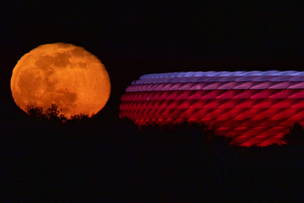 Mond hinter Allianz-Arena