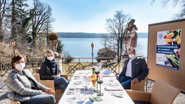 Gastronomie in der Coronakrise: Margarete Schultes vom "La Villa" in Niederpöcking (v.li.) mit Barbara Lindinger vom "Sepperlwirt" in Meiling und Christoph Winkelkötter (GWT) möchten ebenfalls ein Zeichen setzen.