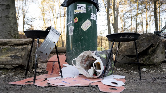 Lockdown-Folgen: Müll-Stillleben am Isarparkplatz in Grünwald: Die Griller verlassen sich darauf, dass die ausgedienten Blechteile abgeholt werden.