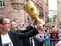 Eintracht Frankfurt: Fredi Bobic und Niko Kovac mit dem DFB-Pokal