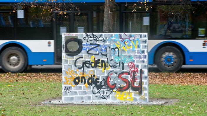 Stadtrat: Seit Oktober steht diese Mauer als Teil eines Denkmals im Grafinger Stadtpark, vielen gefällt sie nicht.