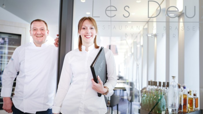 Guide Michelin in München: Beim Zwei-Sterne-Restaurant Les Deux in der Maffeistraße könnte es spannend werden: Edip Sigl hat das Lokal verlassen, nun übernehmen Gregor Goncharov und Nathalie Leblond als Doppelspitze die Küche.