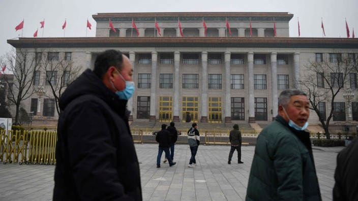 Fünfjahresplan: Passanten vor der Großen Halle des Volkes in Peking, wo der Kongress stattfindet.