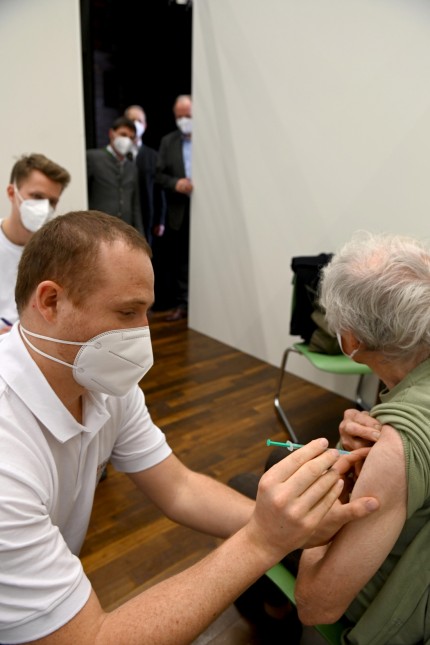 Coronavirus im Landkreis München: Landrat Christoph Göbel und Bürgermeister Andreas Kemmelmeyer (im Hintergrund) überzeugen sich von der Umwandlung des Bürgerhauses in ein Impfzentrum.