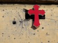 Mosul: Ein Kreuz an einer Wand mit Spuren von Einschlägen.