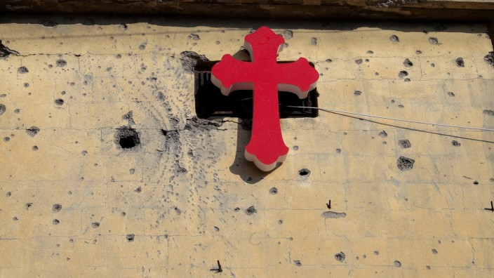 Mosul: Ein Kreuz an einer Wand mit Spuren von Einschlägen.