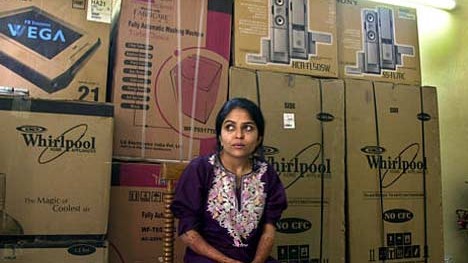 Heiratsmarkt in Indien: "Es ist schon eigenartig, einen Preis zu haben, als Mädchen." Nisha Sharma vor Teilen ihre Mitgift.