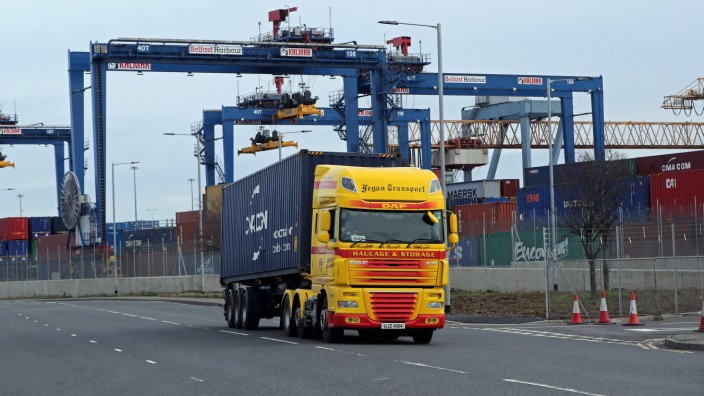 Brexit: Hafen von Belfast: Nach dem Verlassen können Laster ihre Ladung ohne weitere Kontrollen in die EU bringen.