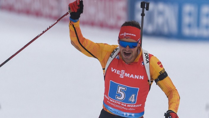 Biathlon: Philipp Nawrath feiert bei der Überquerung der Ziellinie.