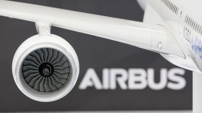 Logo von Airbus hinter einer Turbine eines Flugzeugmodells. Schoenefeld, 13.09.2012. Schoenefeld Deutschland PUBLICATIO