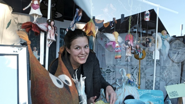 In Geretsried: Hannah Schreyer hat die Schaufenster im Quartierstreff Stein mit Handarbeiten dekoriert. Derzeit stellen dort sieben Frauen aus