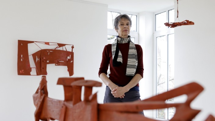 Kultur in Freising: Pomona Zipser verarbeitet Reste der Wegwerfgesellschaft zu eleganten Skulpturen und Plastiken.