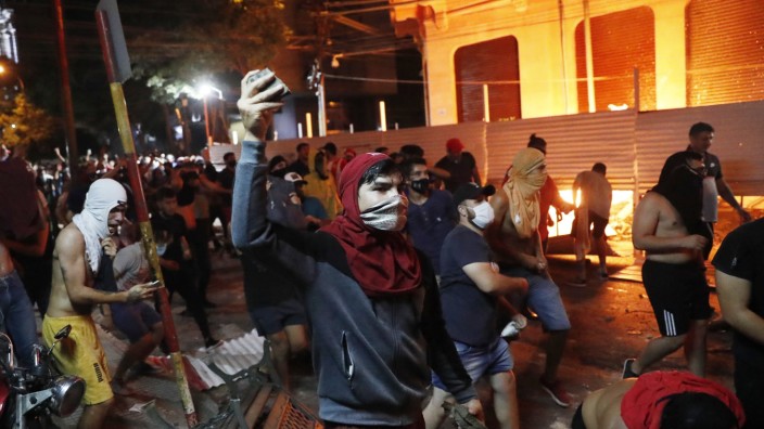 Paraguay: Demonstranten werfen Steine um gegen die schlechte Gesundheitsversorgung in Paraguay zu protestieren.