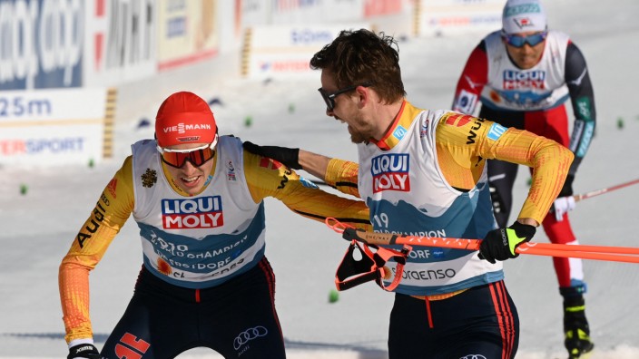 Ski-Nordisch-WM: Doppelte Erfahrung: Fabian Rießle (rechts) gratuliert dem im Ziel heftig pumpenden Eric Frenzel.