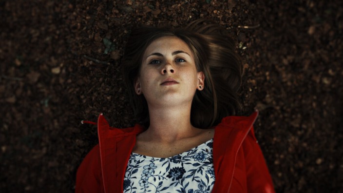"Capitani" auf Netflix: Im Wald, nahe einem fiktiven luxemburgischen Dorf, wird die Leiche der 15-jährigen Jenny gefunden. Jil Devresse spielt die Tote und ihre Zwillingsschwester.