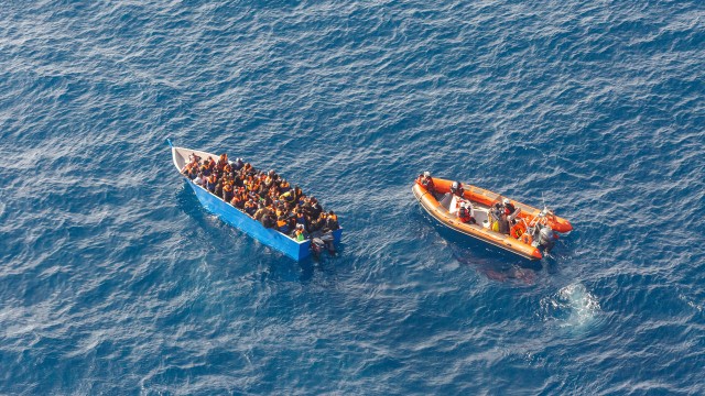 Migration aus Afrika: Nordwärts: Ein Rettungsboot der "Sea-Watch 3" nähert sich im Februar 2021 im Mittelmeer einem Boot mit 97 Migranten.