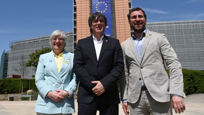 Europäische Union: Clara Ponsatí, Carles Puigdemont und Toni Comín posieren vor der EU-Kommission in Brüssel: Die drei katalanischen Politiker sind Europaabgeordnete, doch in Spanien drohen ihnen Haftstrafen.