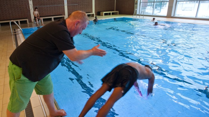 Schwimmbäder im Landkreis: Ein Bild aus besseren Zeiten: Jürgen Puls (links) bei einem Schwimmkurs in Kirchseeon. Derzeit sind diese Kurse wegen Corona nicht möglich.