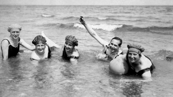 Urlaub, vier Frauen und ein Mann baden im Meer, 1920er Jahre, Usedom, Ostsee, Deutschland, Europa *** Holiday, four wome