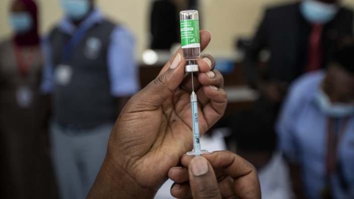 Lange stand in Afrika zu wenig Impfstoff zur Verfügung, jetzt wollen sich viele Afrikaner gar nicht mehr impfen  lassen.