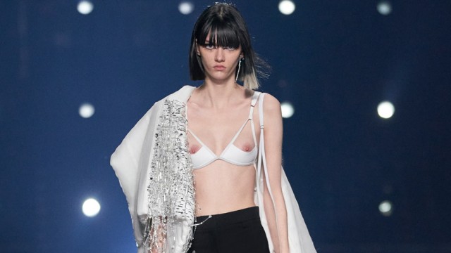 Fashion Week Paris: Bitte freimachen? Givenchys Beitrag am Vorabend des Weltfrauentages.