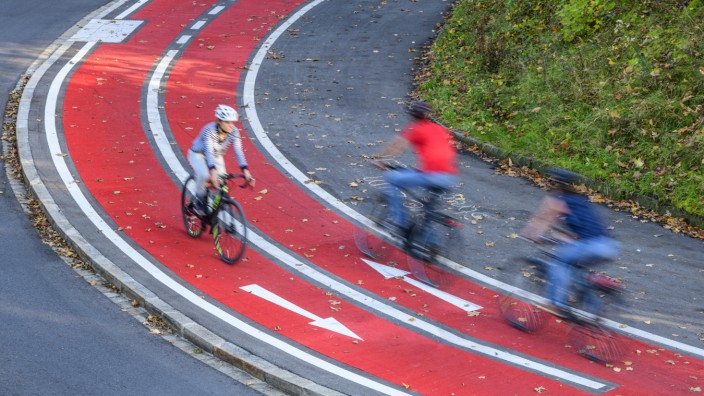 Radverkehr in Bayern: Fast 20 000 Radunfälle gab es im vergangenen Jahr in Bayern - ein Rekordwert. Fahrradverbände klagen, dass zu wenig in die Sicherheit investiert wurde.