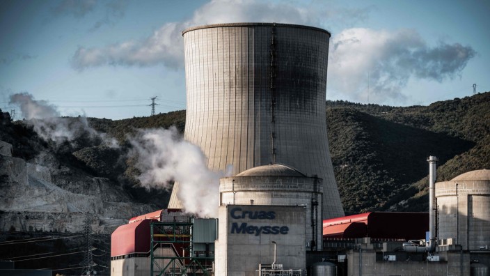 Energie: Die meisten Atomkraftwerke in Frankreich wurden, wie diese Anlage bei Cruas, in den 1970er- bis 1990er-Jahren gebaut und müssten in den kommenden Jahren eigentlich abgeschaltet werden.