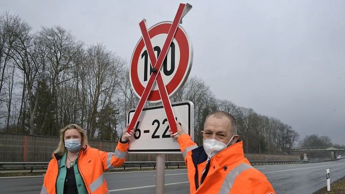 Verkehrspolitik: Verkehrsministerin Kerstin Schreyer und Michael Kordon von der Autobahngesellschaft geben eines der neuen Schilder an der A8 frei.