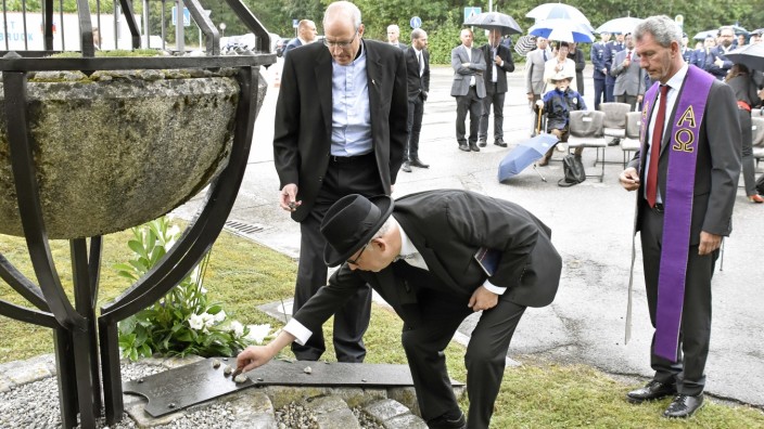 Fliegerhorst: Seit 1999 gedenkt der Landkreis an jedem 5. September am Gedenkstein in Fürstenfeldbruck der Opfer des Olympia-Attentats.