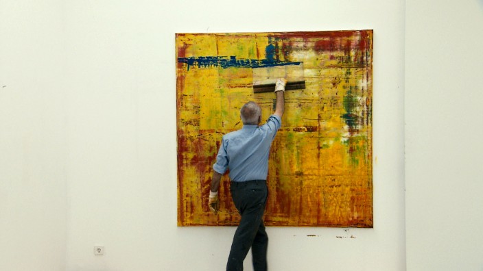 "Gerhard Richter Painting" in der SZ-Cinemathek: Gerhard Richter öffnete der Filmemacherin Corinna Belz im Frühjahr und Sommer 2009 sein Atelier, wo er an einer Serie großer abstrakter Bilder arbeitete.