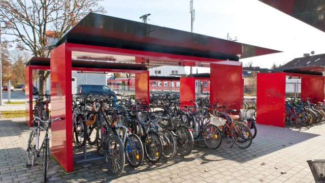 Nahverkehr im Landkreis: Die Fahrradständer im Westen des Ebersberger Bahnhofs werden erweitert.