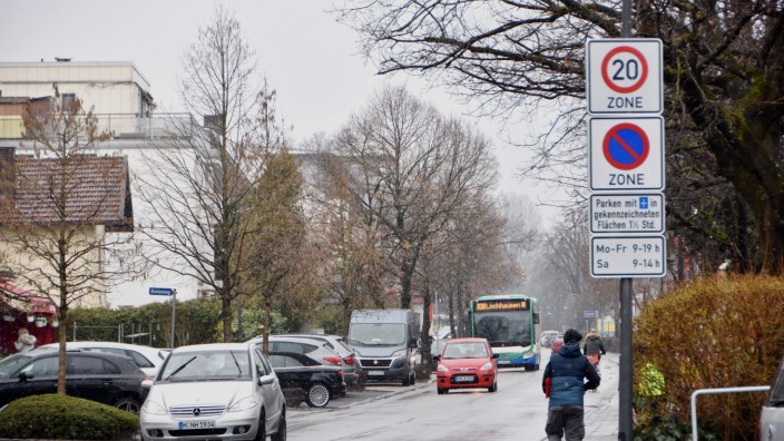Verkehr: An neun Stellen in der Lochhauser Straße sind die Verkehrsschilder angebracht worden. Die Verkehrsberuhigung auf Tempo 20 gehört zum Radverkehrskonzept.
