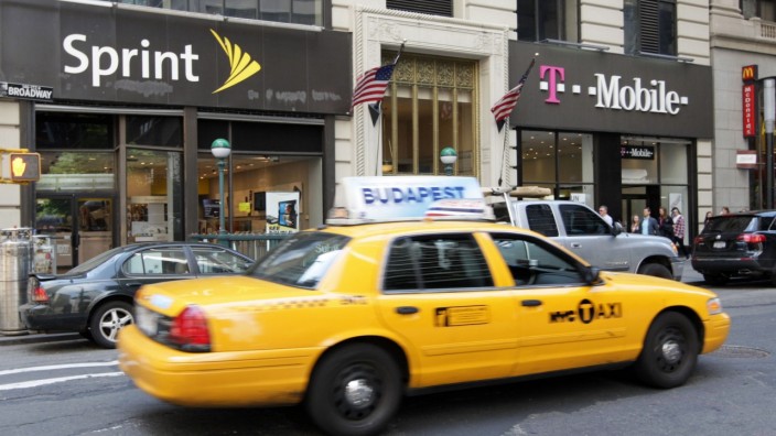 USA, NEW YORK CITY, 07.05.2011, Filialen von Sprint und T-Mobile in New York City