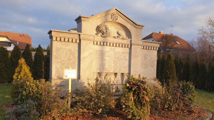 Denkmal in Geroldshausen: Das Denkmal, auf dem der KZ-Arzt gewürdigt ist, wurde nun mit einem Erklärschild versehen.