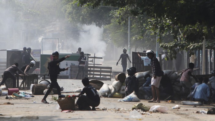 Proteste in Myanmar: Die Sicherheitskräfte gehen in Mandalay, Myanmar, zunehmend brutal vor.