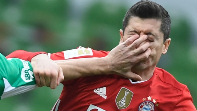 Bayern gewinnt in Bremen: Nach ein paar Minuten landete Topraks Finger in Lewandowskis Auge.