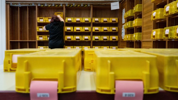 Eine Wahlhelferin in Stuttgart bereitet die Sortierung von Briefwahlstimmen vor.