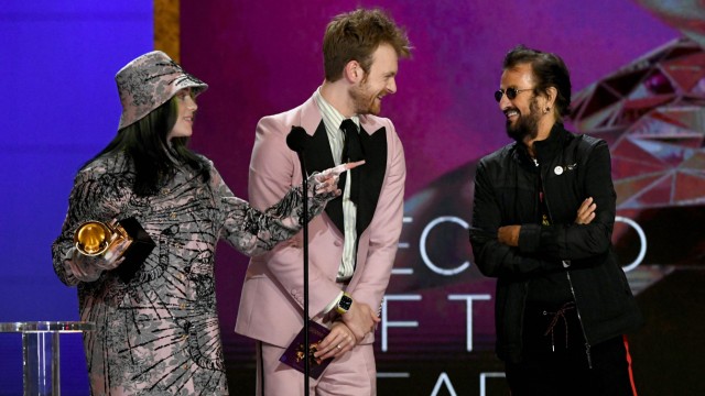 "Zoom In" von Ringo Starr: "Diese unglaubliche Künstlerin": Ringo Starr übergibt einen Grammy-Award an Billie Eilish und ihren Bruder und Produzenten Finneas.