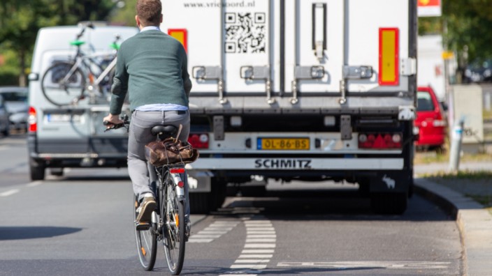 Fahrradklima-Test des ADFC: Eine gefährliche Situation: ein zugeparkter Radweg.