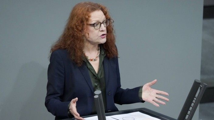 215. Bundestagssitzung und Debatte in Berlin Aktuell, 04.03.2021, Berlin, Margarete Bause im Portrait bei ihrer Rede zum