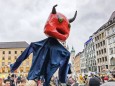 Mit Teufel und Polonaise protestierten am 14. März Gegner von Corona-Maßnahmen auf dem Marienplatz. Bei solchen Demonstrationen immer verbreiteter: Nazi-Symboliken.