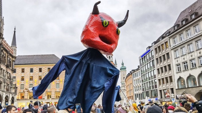 Mit Teufel und Polonaise protestierten am 14. März Gegner von Corona-Maßnahmen auf dem Marienplatz. Bei solchen Demonstrationen immer verbreiteter: Nazi-Symboliken.