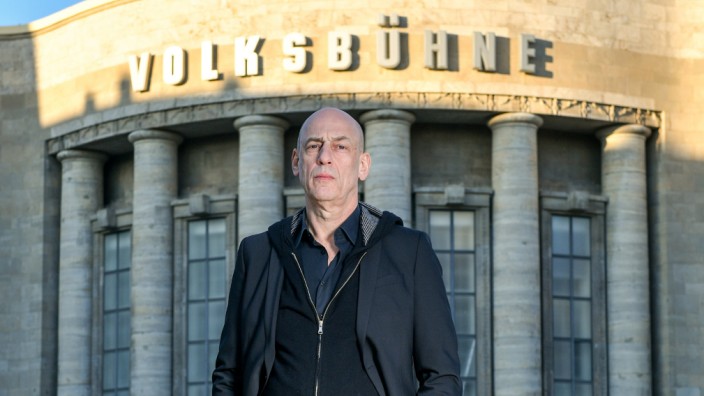 Berliner Volksbühne: "Ich bedaure zutiefst, wenn ich Mitarbeiter:innen mit meinem Verhalten, mit Worten oder Blicken verletzt habe", schreibt Klaus Dörr in seinem Rücktrittsstatement.