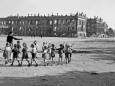 Potsdam Kindergärtnerin spielt mit ihrer Kindergruppe vor den Ruinen des Potsdamer Stadtschlosses nahe Berlins, Deutschl