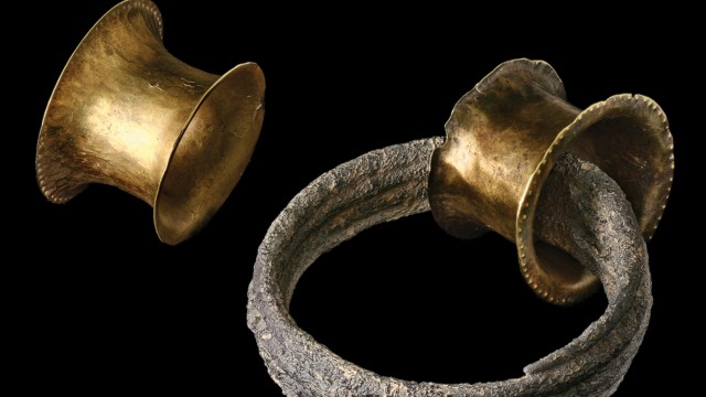 Archäologie: Goldene Ohrringe aus dem Grab von La Almoloya - sie gehörten vermutlich dem beigesetzten Mann.