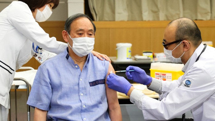 Japan: Japans Premierminister Yoshihide Suga kriegt seine Covid-19-Impfung.